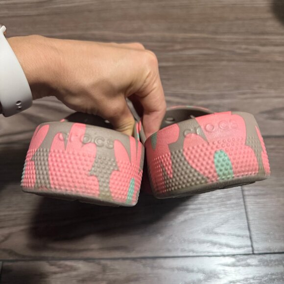 Crocs Classic Platform Retro Resort Flip Flops – Women’s Size 5 – Floral Pattern - Picture 8 of 9